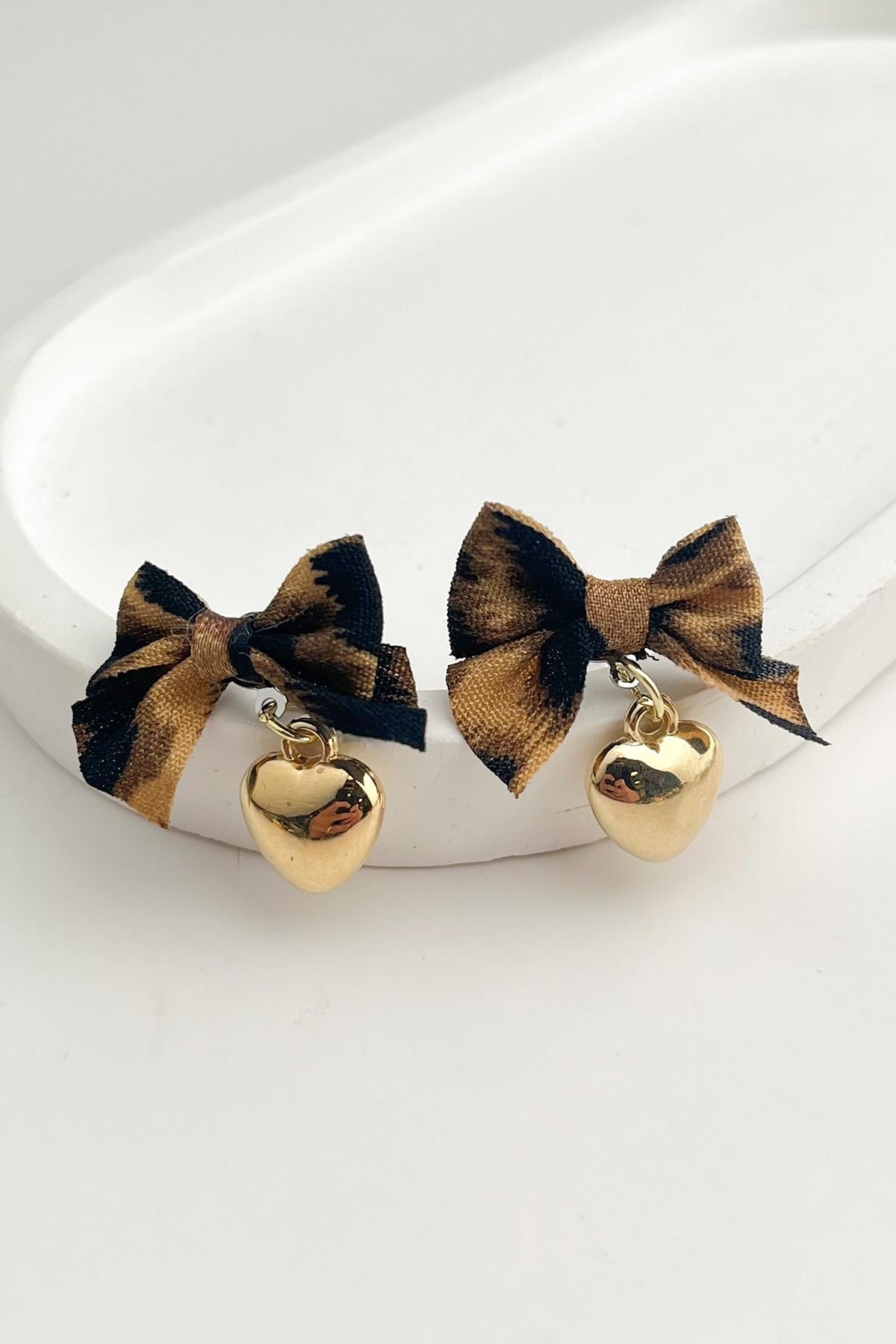 Kalp Detaylı Leopar Fiyonk Küpe (3cm)