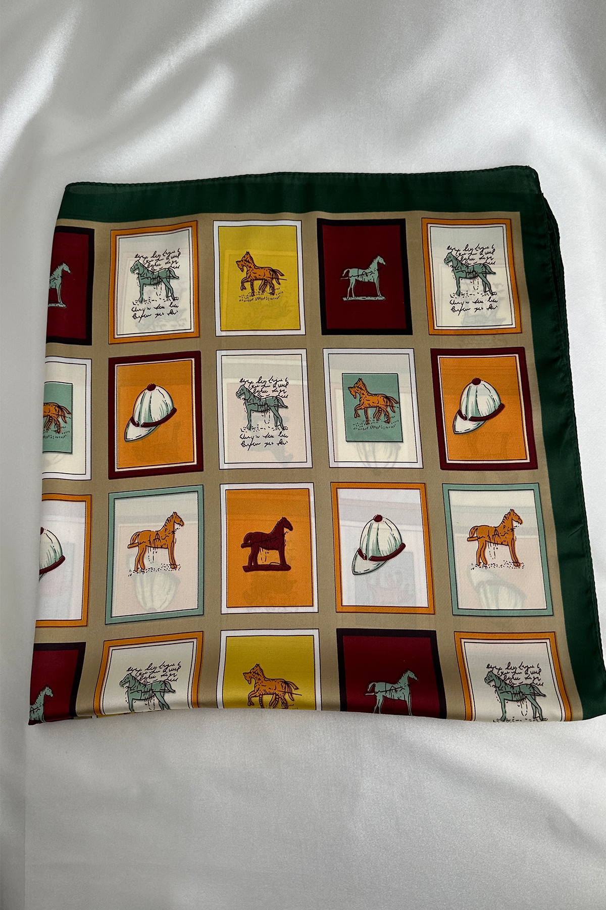 Kare Desen İçerisinde Klasik At Figürlü İpeksi Saten Fular (70*70cm)