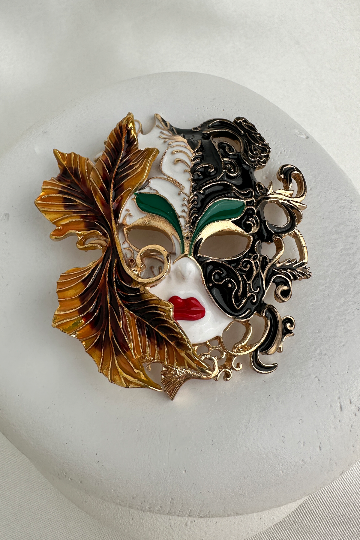 Kırmızı Dudak Yaprak Detaylı Tasarım Maske Broş (6cm)