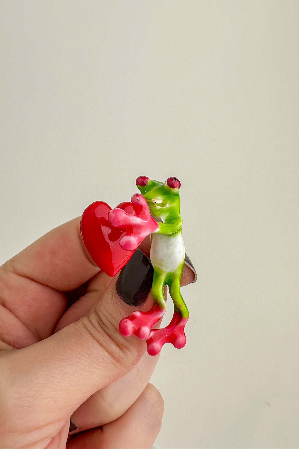 Kırmızı Kalp Tutan Kurbağa Broş (5cm)