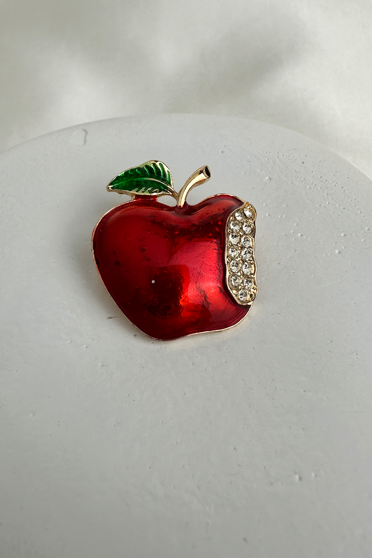 Kırmızı Mineli Taş Detaylı Yarım Elma Broş (3cm)