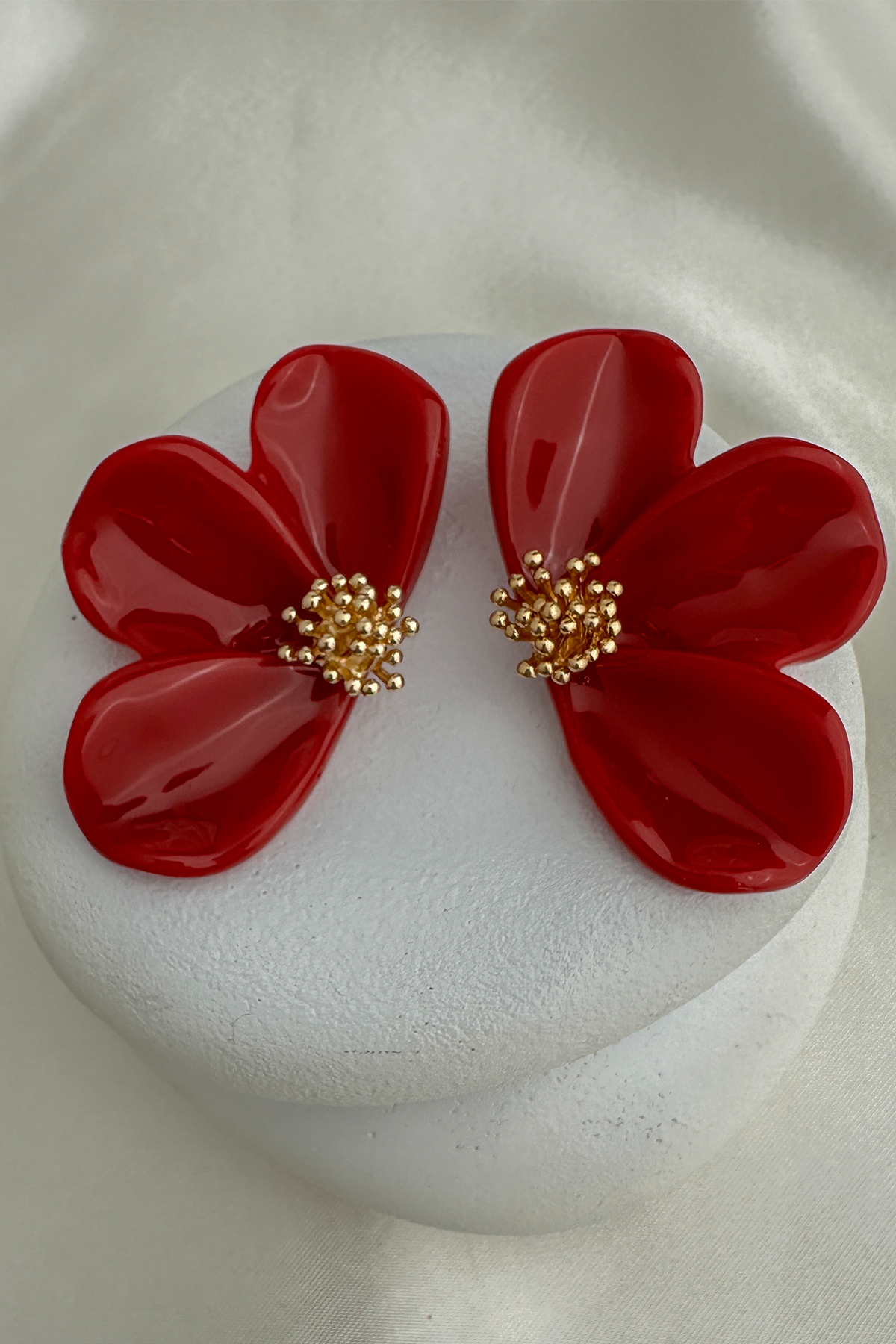 Kırmızı Renk Topçuk Detay Çiçek Küpe (7cm)