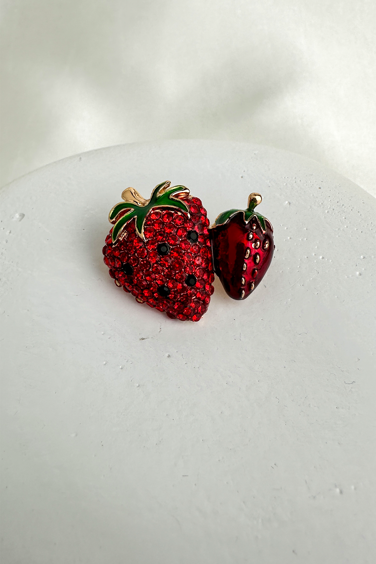 Kırmızı Taş Detay Mineli İkili Çilek Broş (3cm)