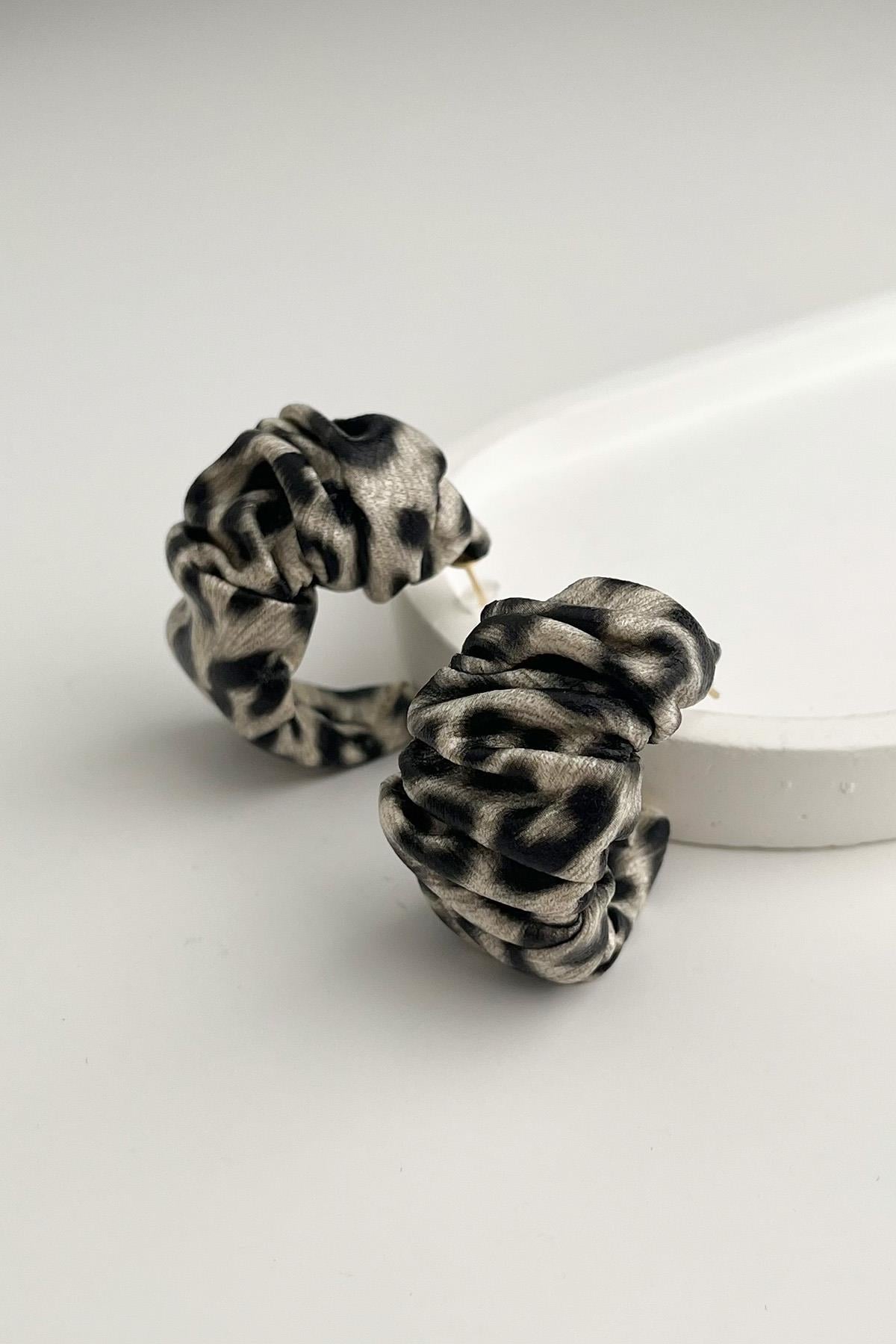 Leopar Büzgülü Deri Görünümlü Halka Küpe (3cm)
