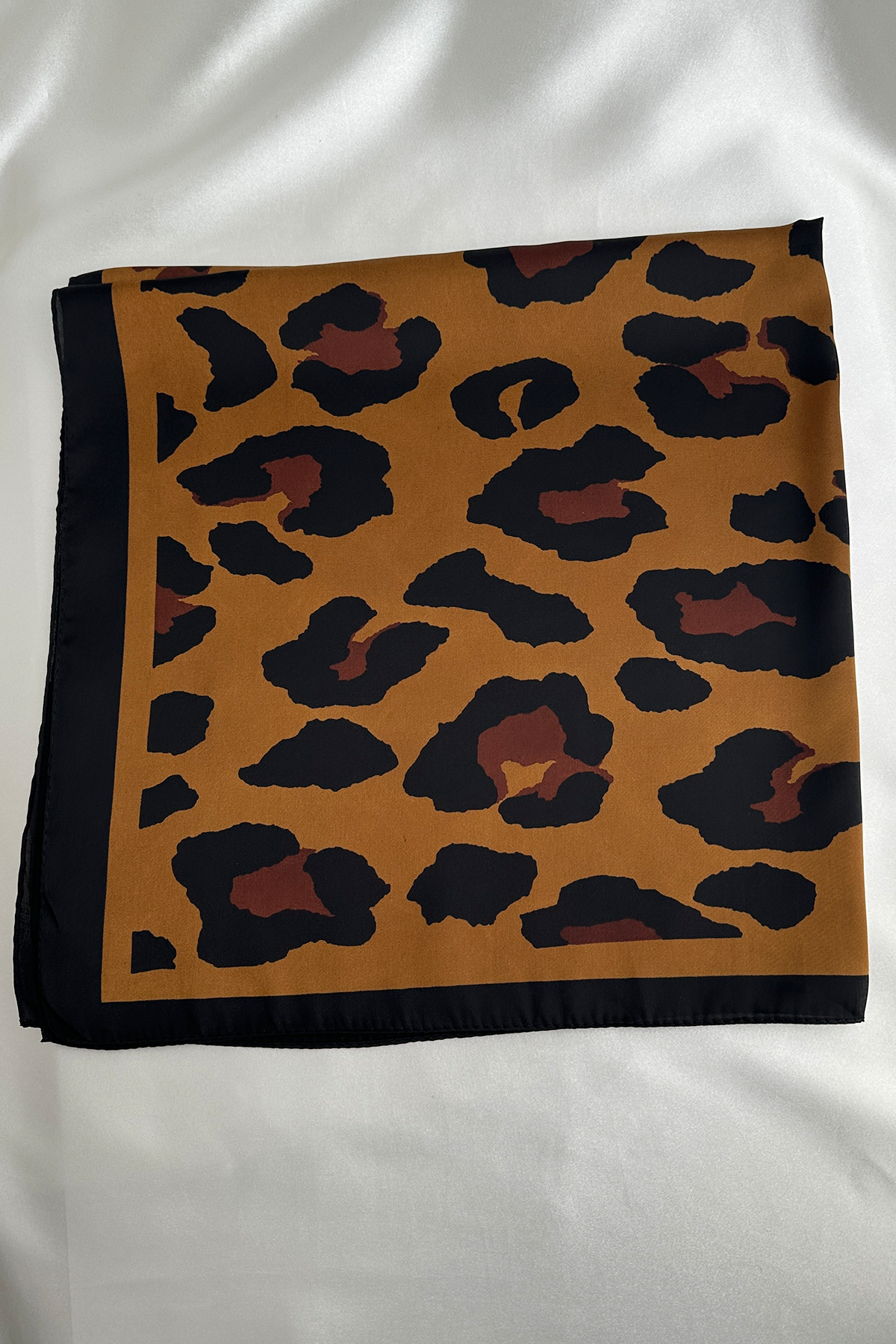 Leopar Desenli Modern Tasarım İpeksi Saten Fular (70*70cm)