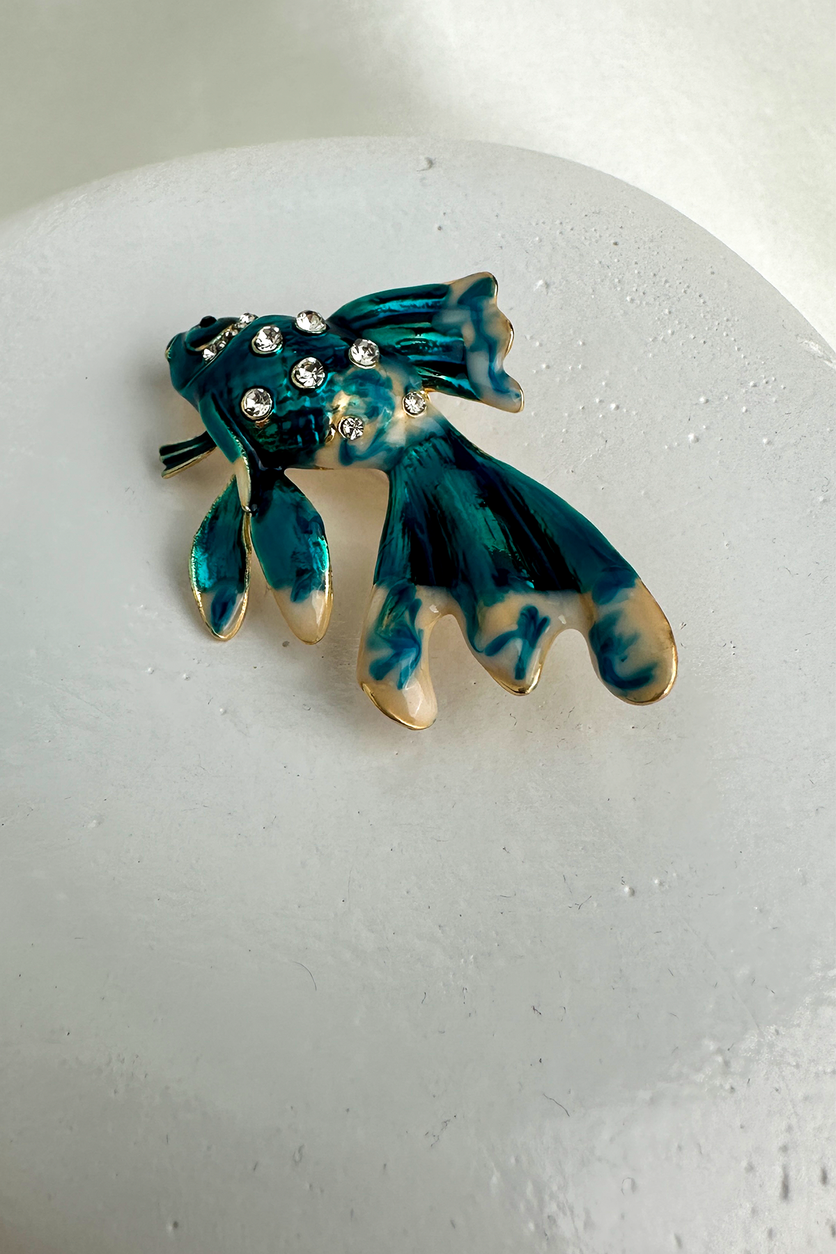 Mavi Mineli Taşlı Japon Balığı Broş (5cm)