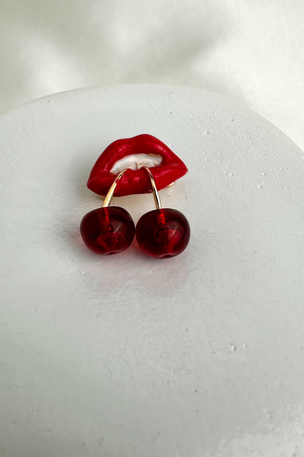 Mineli Kırmızı Dudak Detay Kiraz Broş (3cm)