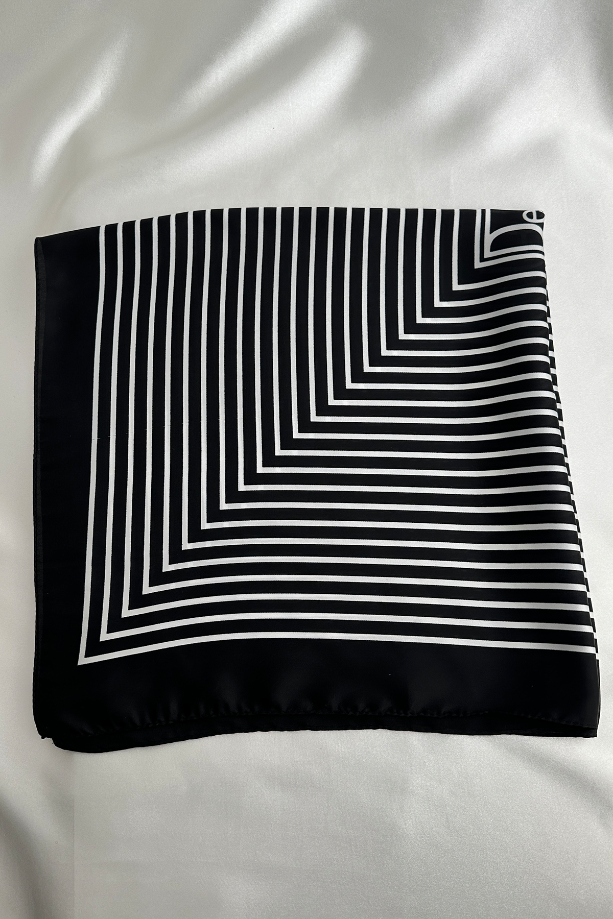 Modern Siyah Beyaz Çizgili Desen İpeksi Saten Fular (70*70cm)