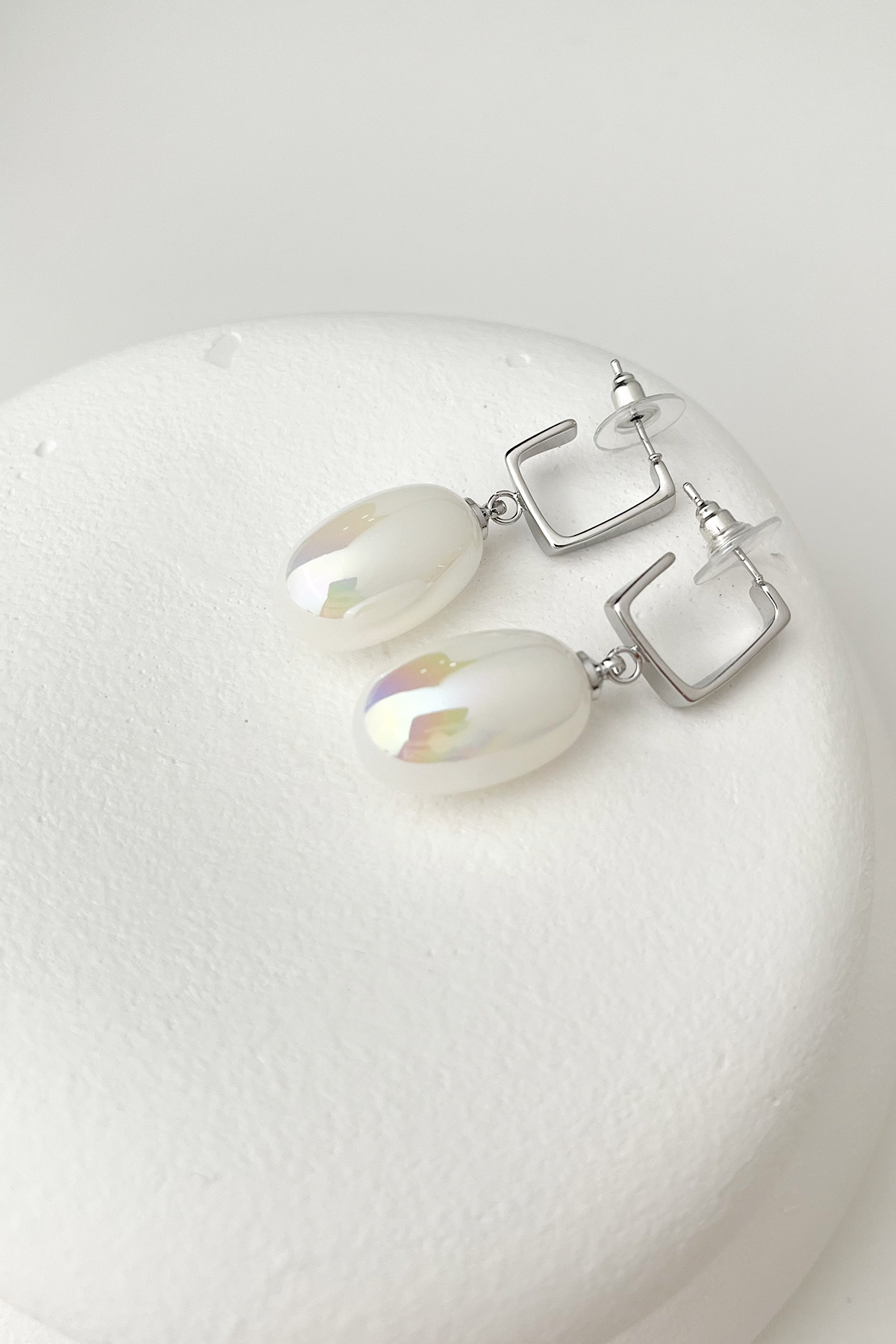 Oval Beyaz Sedef Sallantılı Küpe (Ölçü:4cm)
