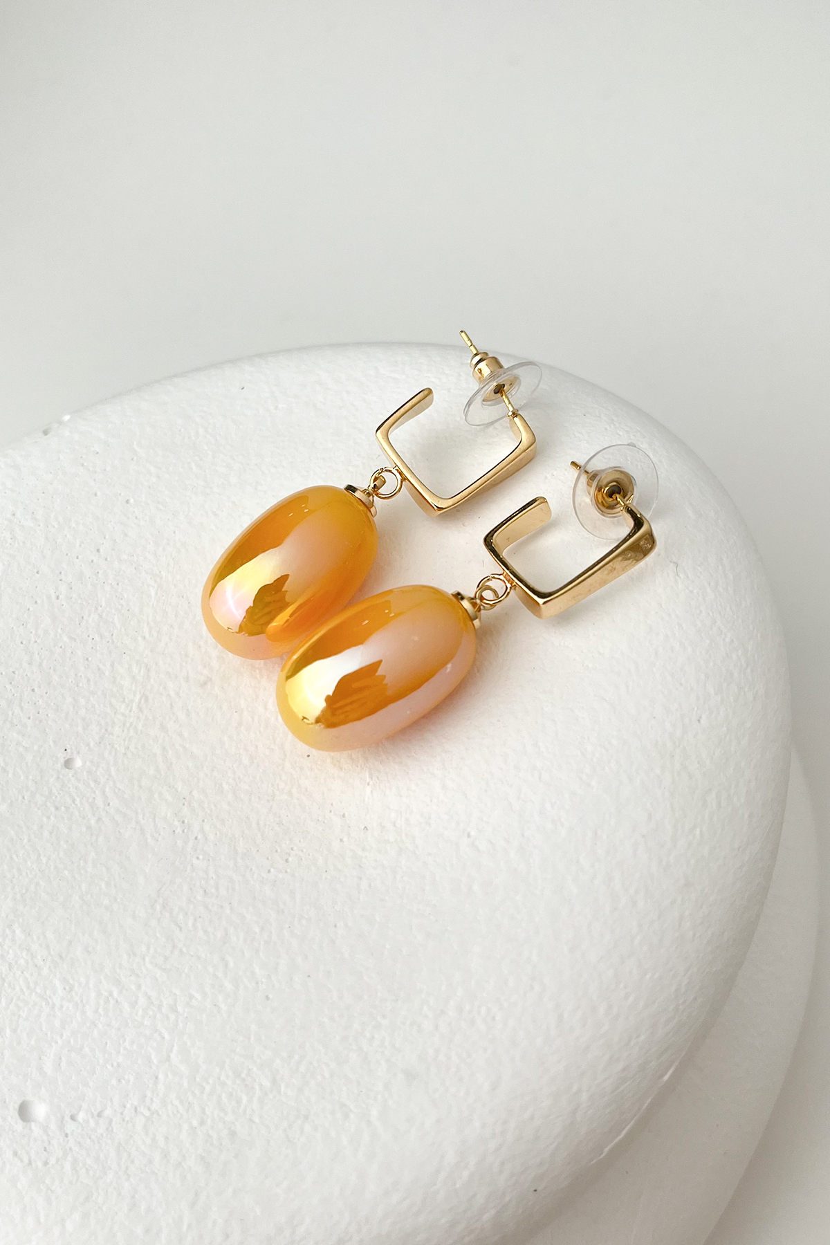Oval Sarı Sedef Sallantılı Küpe (Ölçü:4cm)