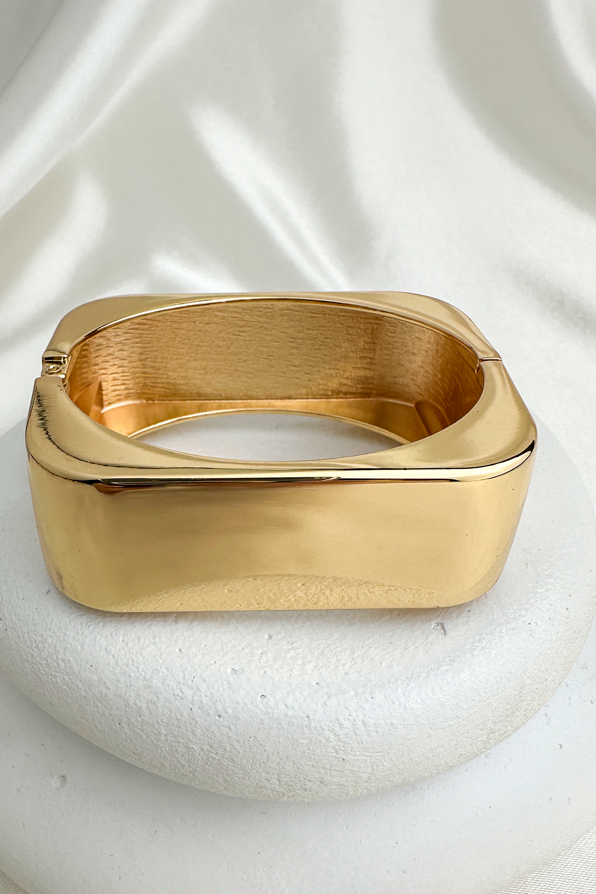 Özel Seri Altın Rengi Kare Form Kelepçe Bileklik (İç Çapı:6cm)