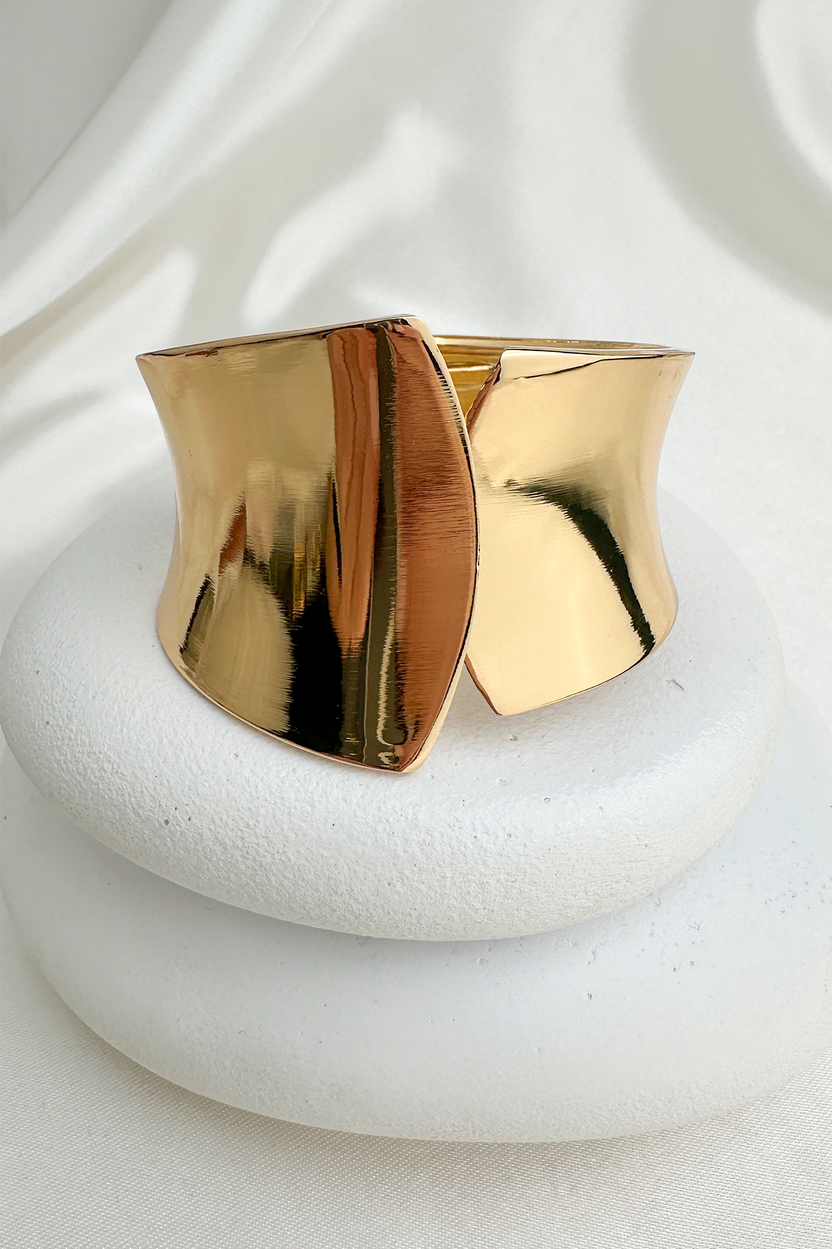 Özel Seri Altın Rengi Modern Kıvrımlı Kelepçe Bileklik (İç Çapı:5,5cm)