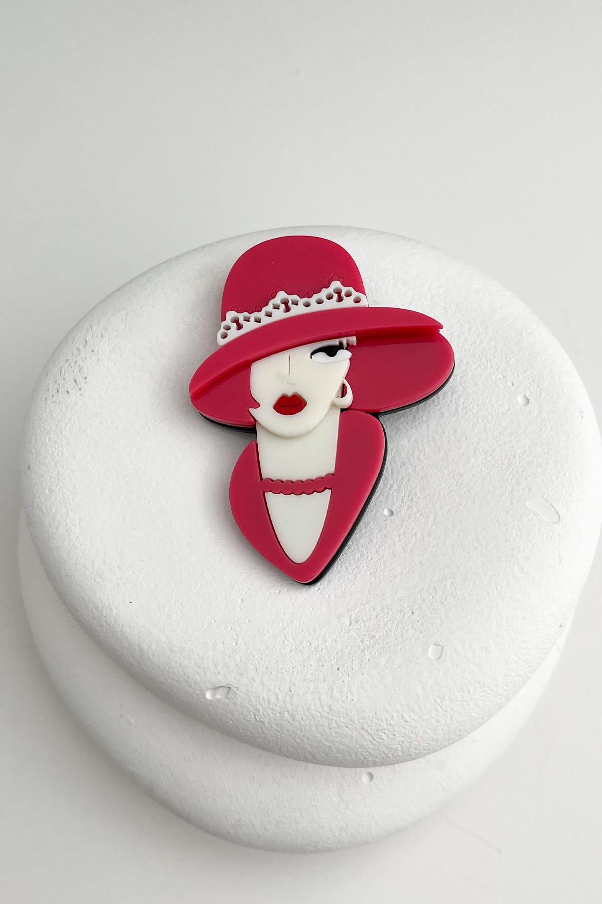 Pembe Şapka Detaylı Şık Kadın Broş (7cm)