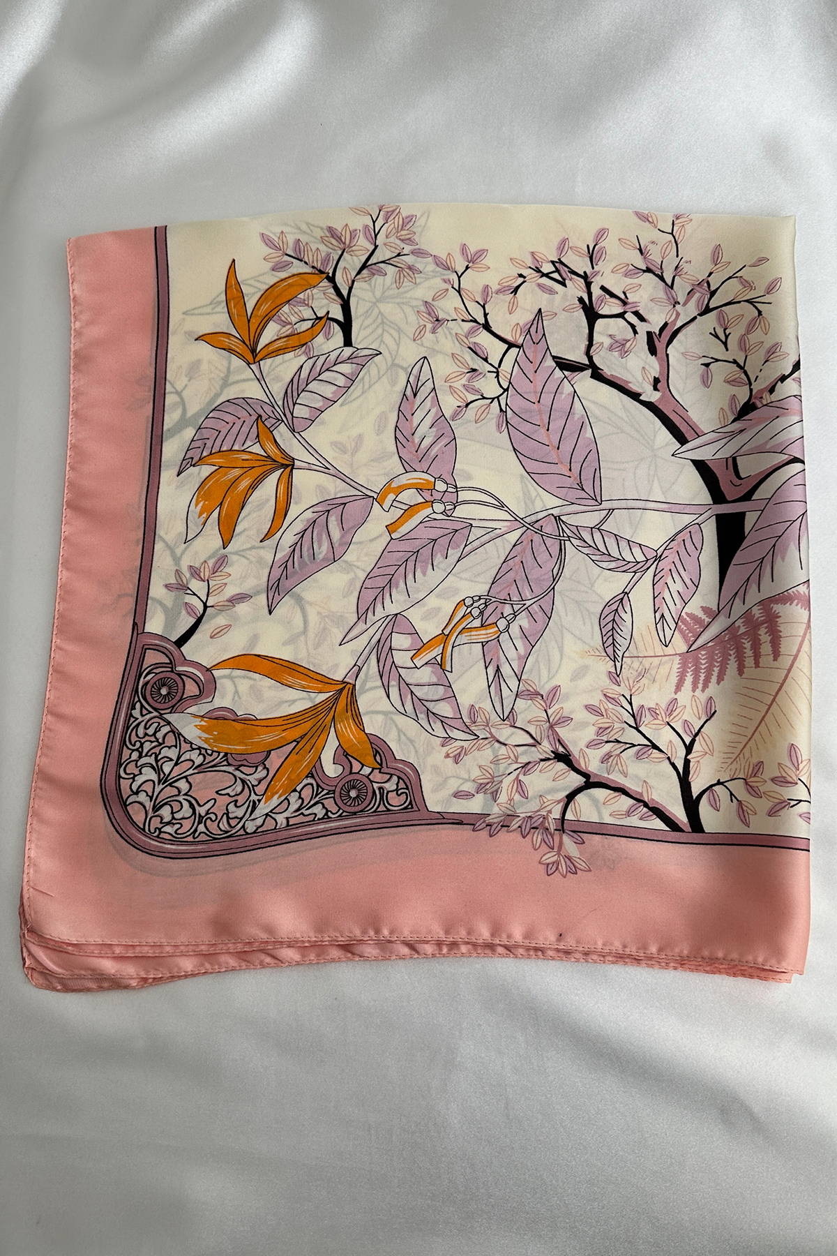 Pudra Rengi Doğa Desenli İpeksi Saten Fular (70*70cm)