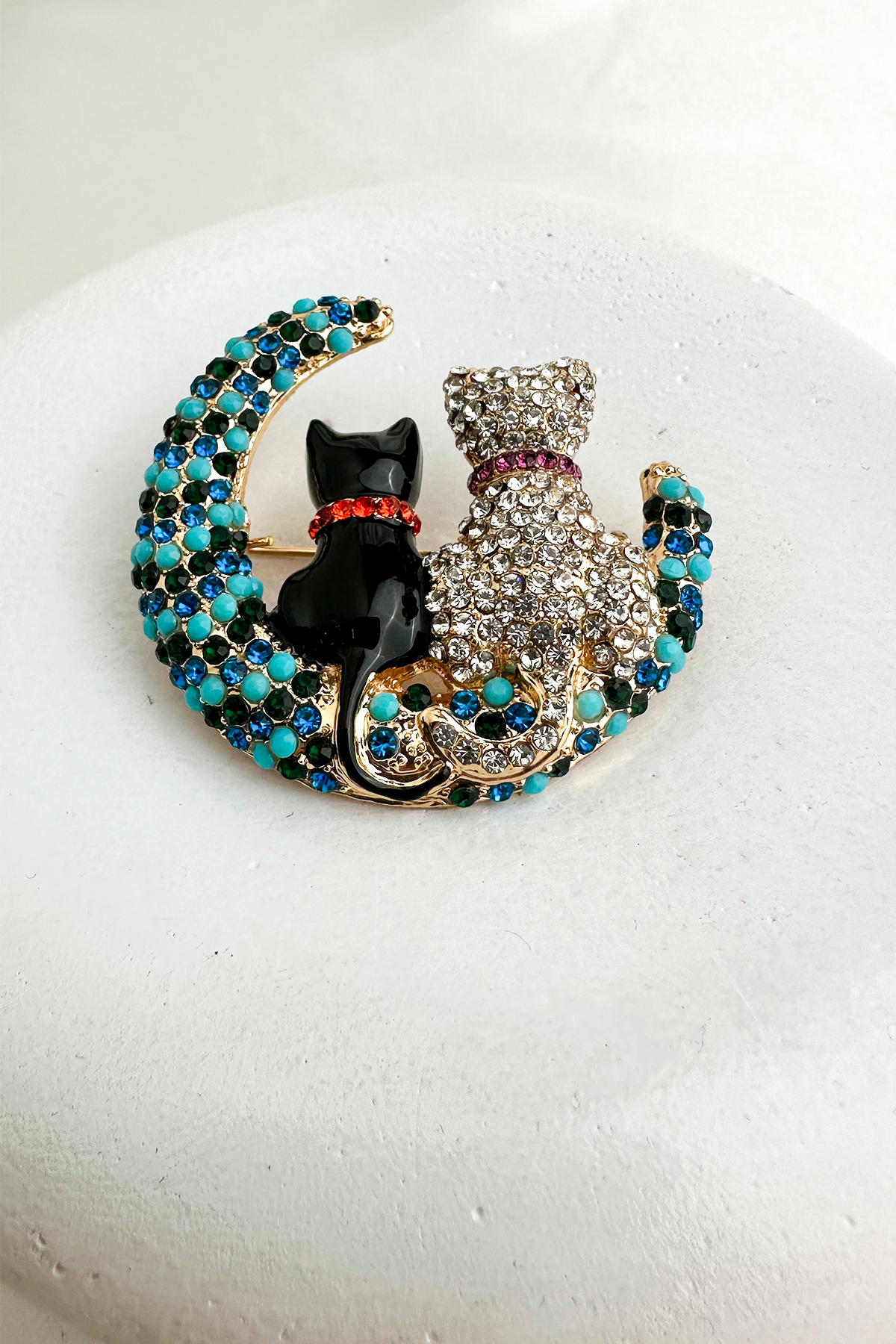 Renkli Taş İşlemeli Tasarım ikili Kedi Broş (5cm)