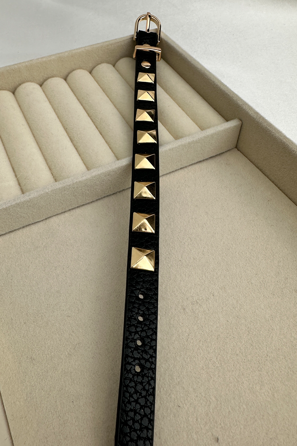 Sarı Metal Zımba Detay Deri Bileklik (24cm)