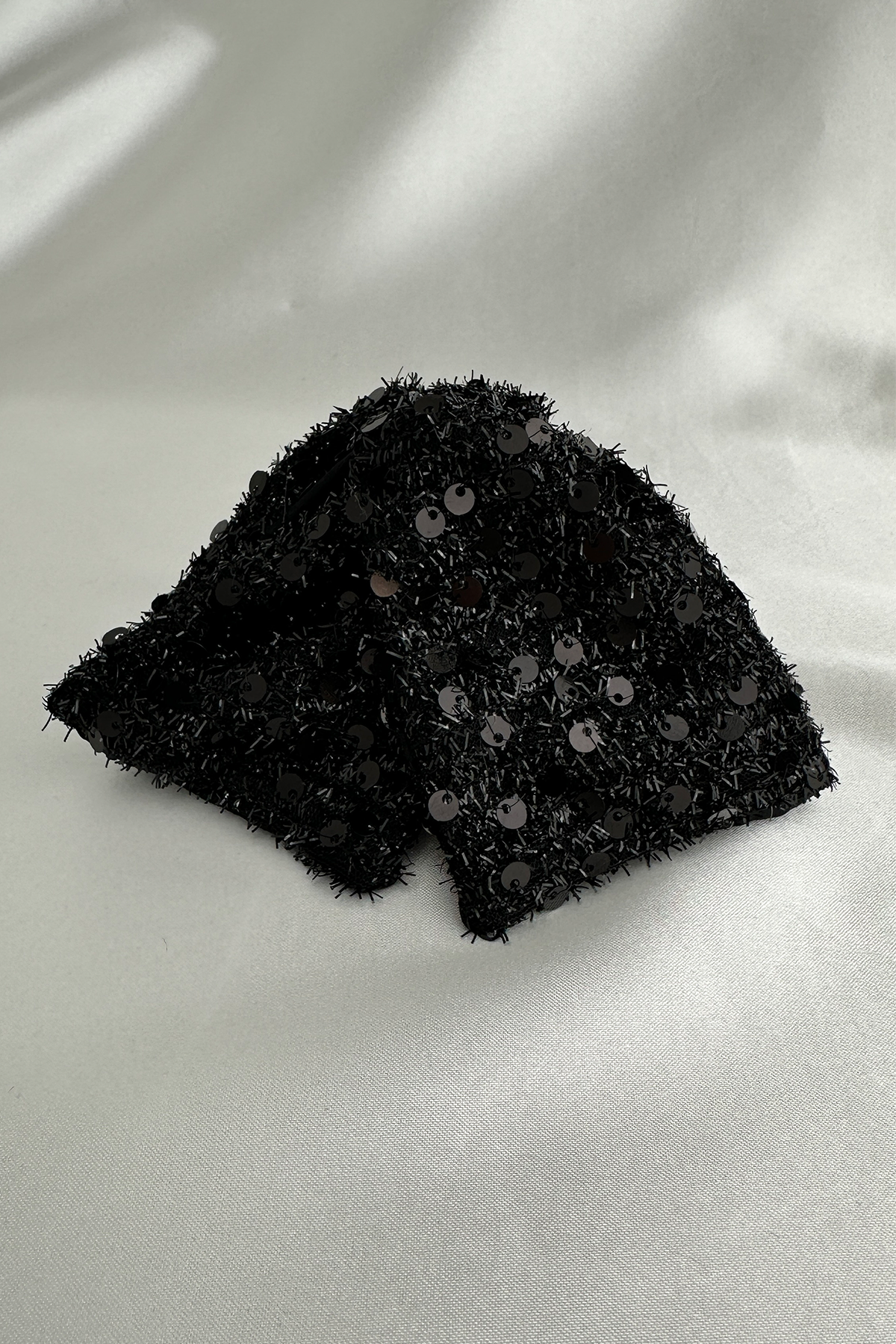Saten Üzeri Siyah Pul Detay Üçgen Tasarım Kıskaç Toka (14cm)