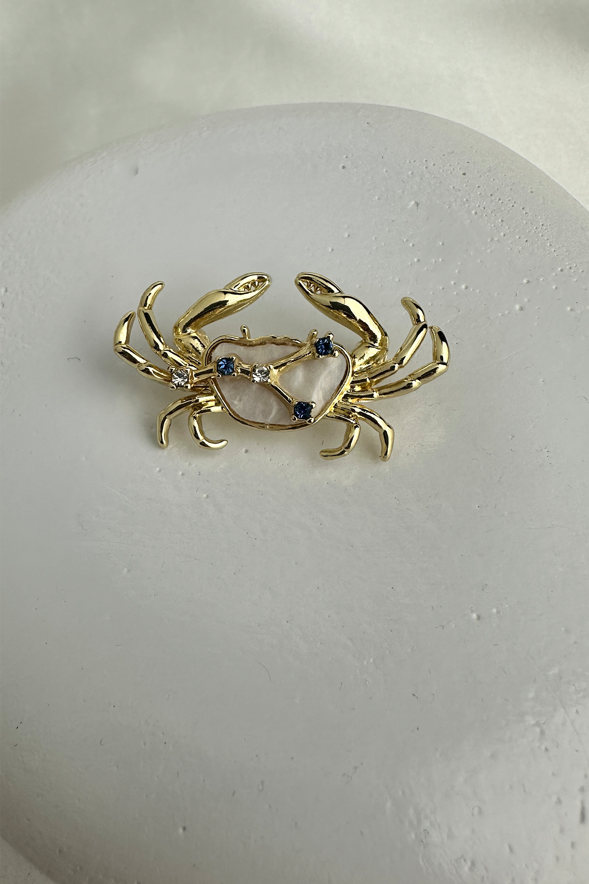 Sedef Üzeri Mavi Ve Beyaz Taşlı Yengeç Burcu Broş (4cm)