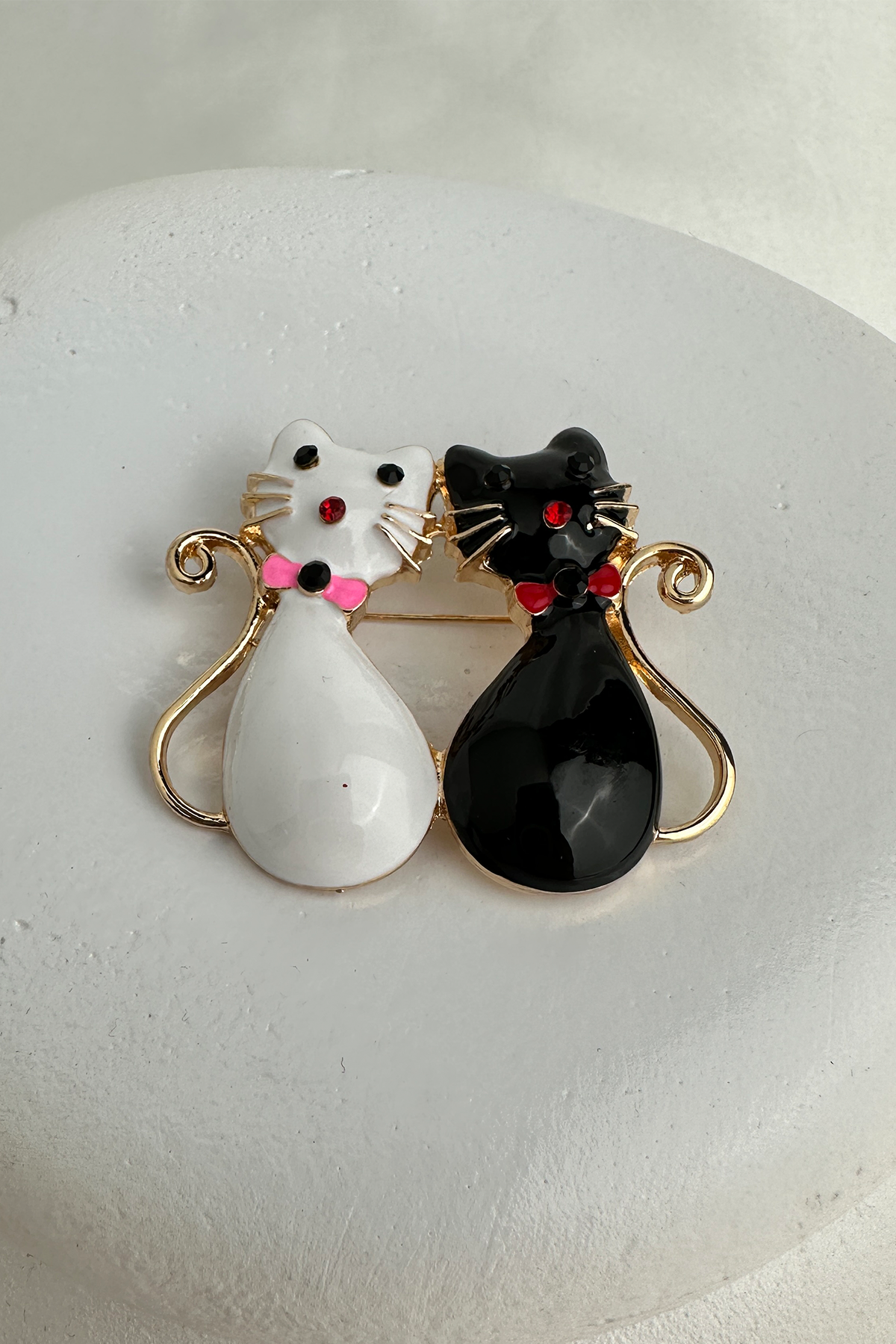 Siyah Beyaz Mineli Papyon Detay İkili Kedi Broş (4cm)