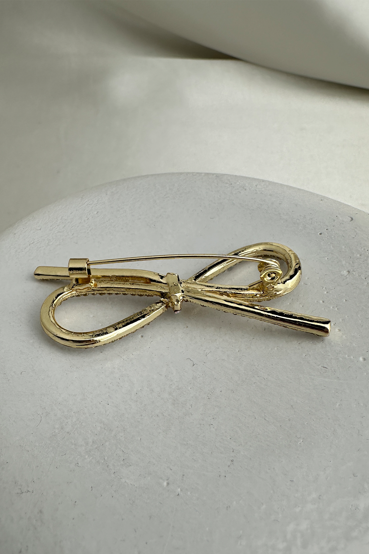 Taş Detay Kurdele Fiyonk Broş (6cm)