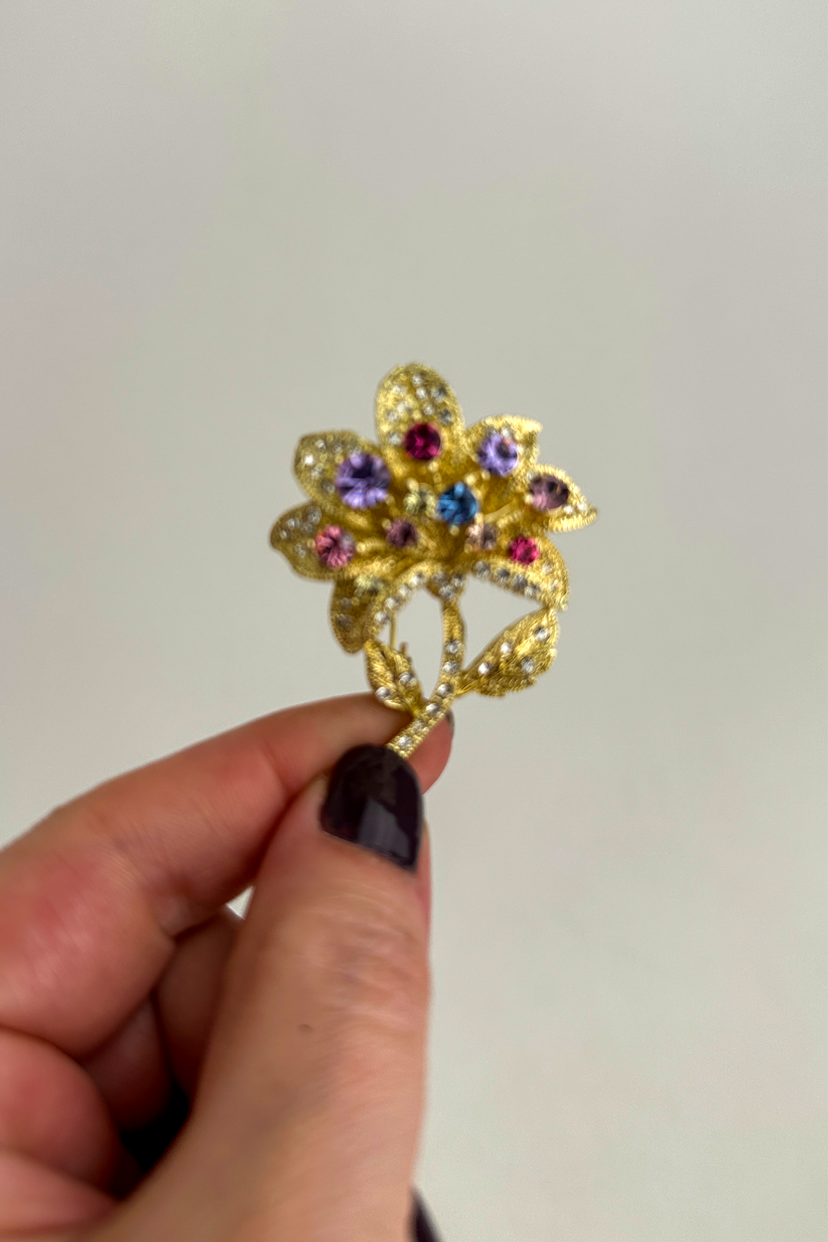 Taş Detaylı Açan Çiçek Broş (5cm)