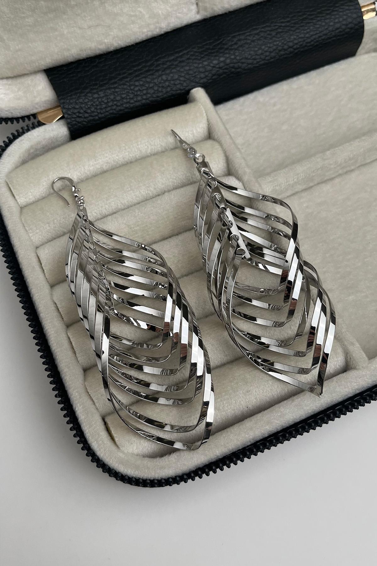 Taş Detaylı Kıvrımlı Hareketli Küpe (Ölçü:10cm)