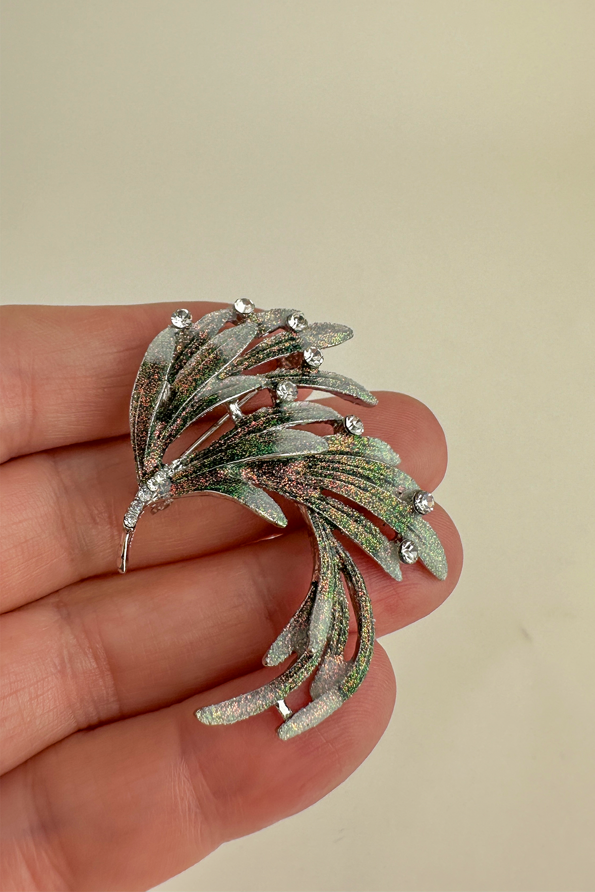 Taş Detaylı Renkli Tüy Broş (4cm)