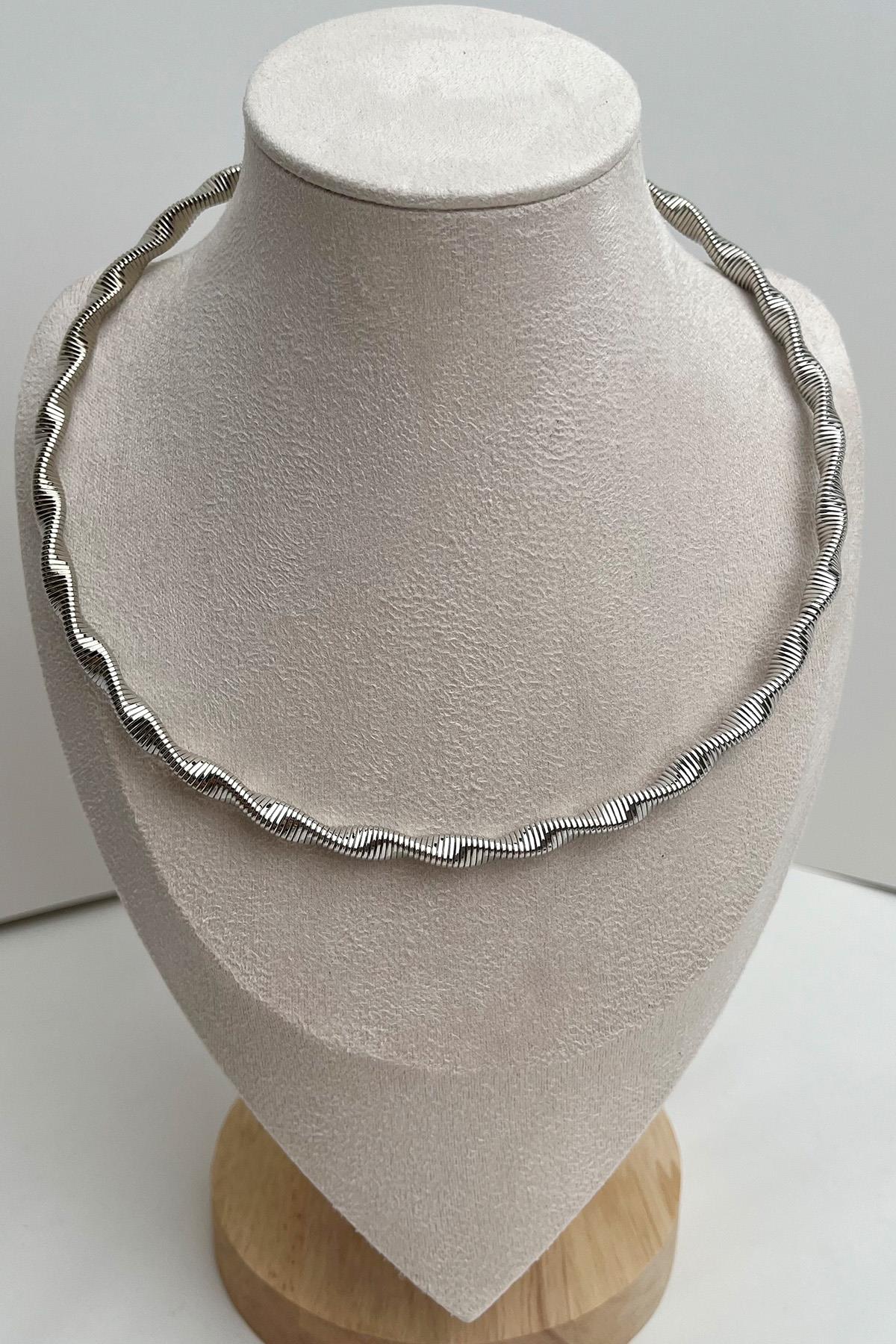 Tırtıklı Burgu Detaylı Choker Kolye