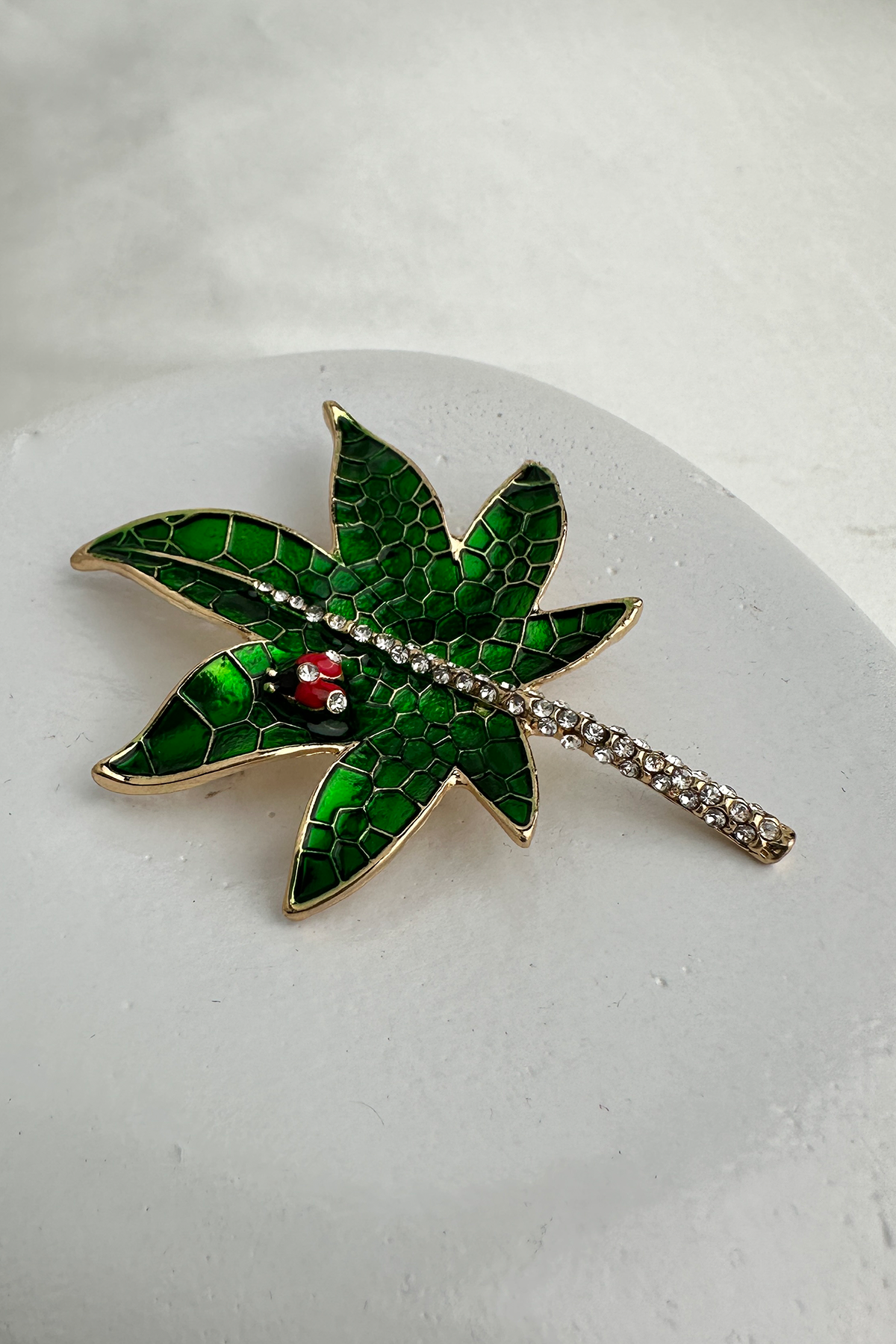 Uğur Böceği Detay Taşlı Yaprak Broş (7cm)