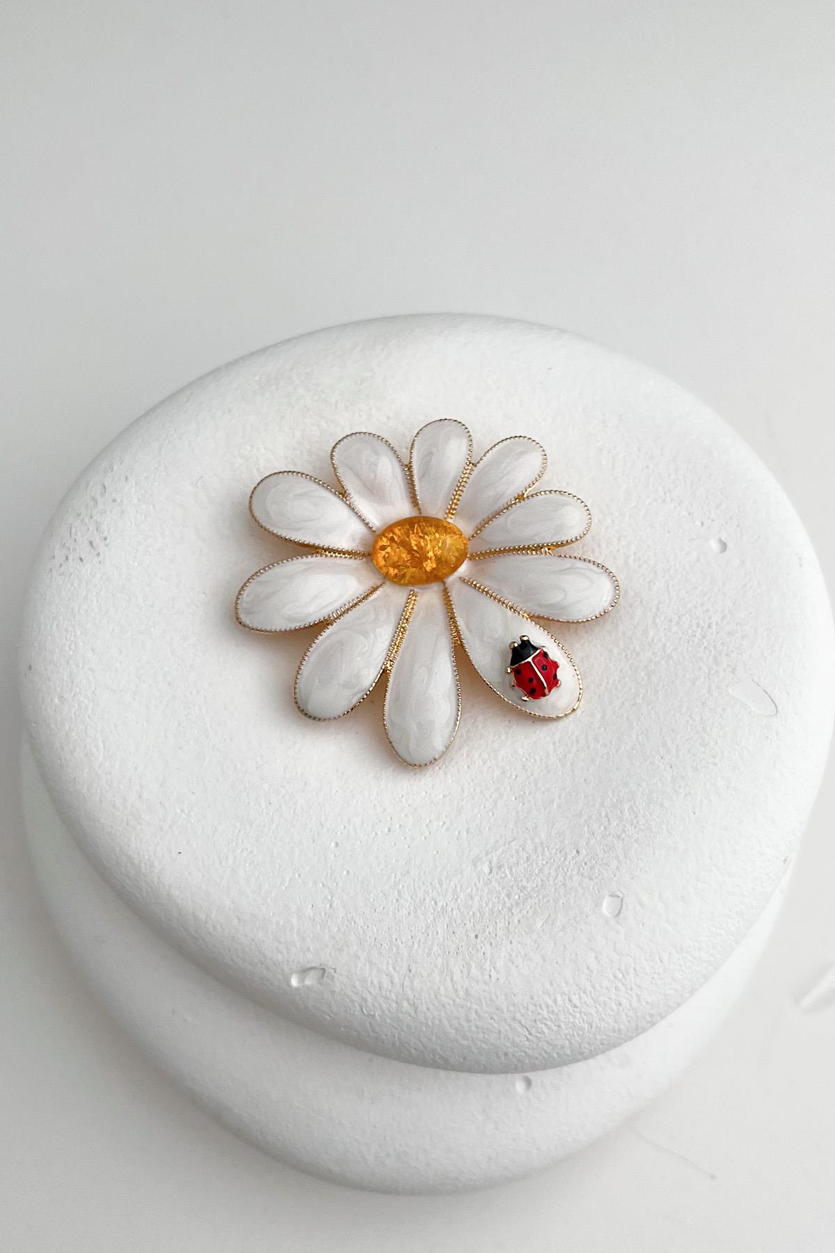 Uğur Böceği Detaylı Sarı Papatya Broş (5cm)