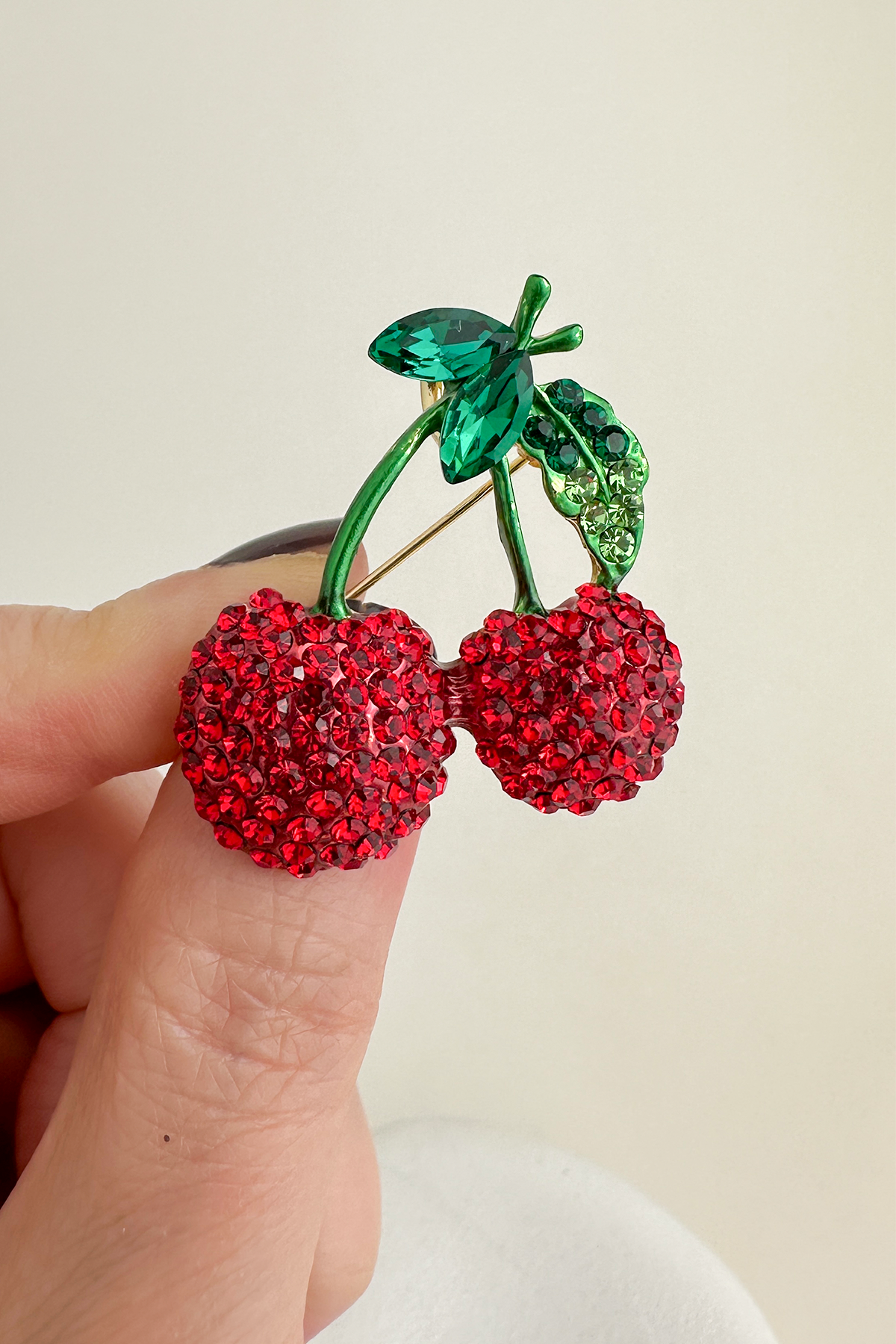 Yaprak Detay Kırmızı Taşlı Kiraz Broş (4cm)