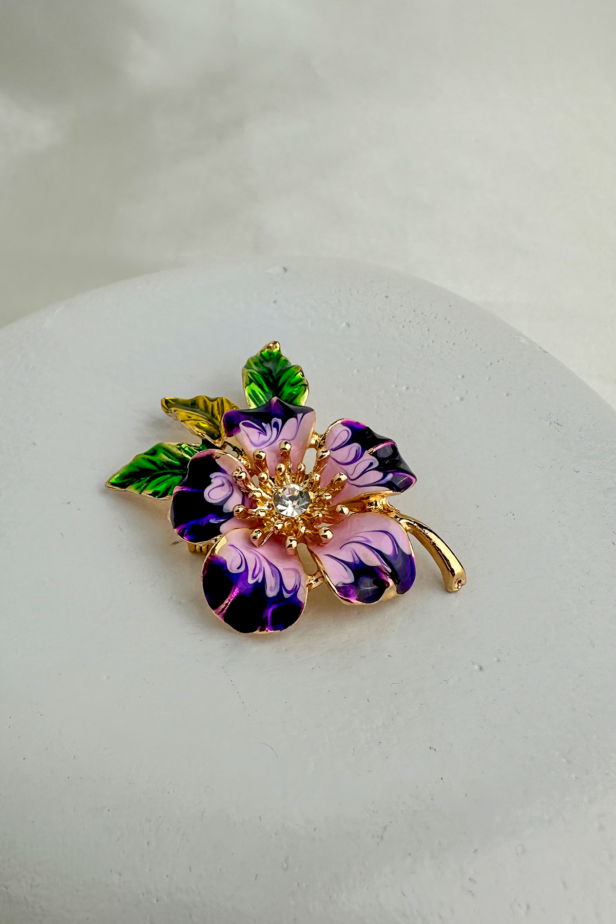Yaprak Detaylı Mor Çiçek Motif Broş (4cm)