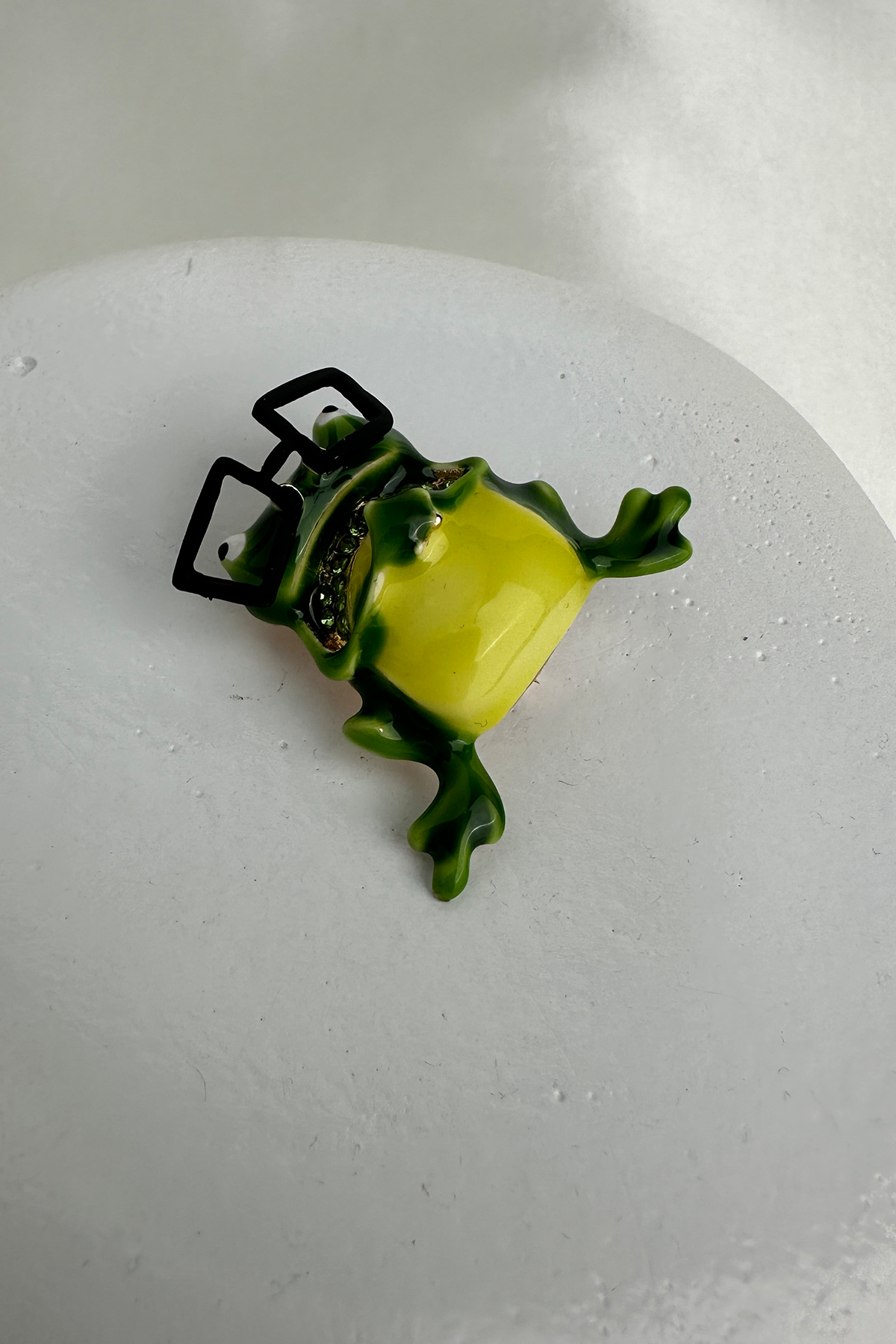 Yeşil Renk Siyah Gözlük Detay Sevimli Kurbağa Broş (3cm)