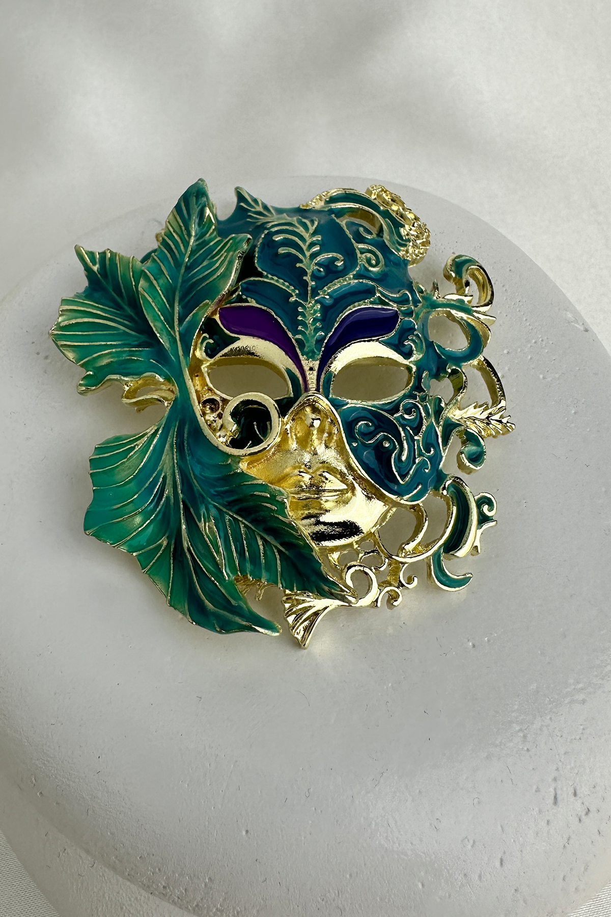 Yeşil Renk Yaprak Detay Motifli Tasarım Maske Broş (6cm)