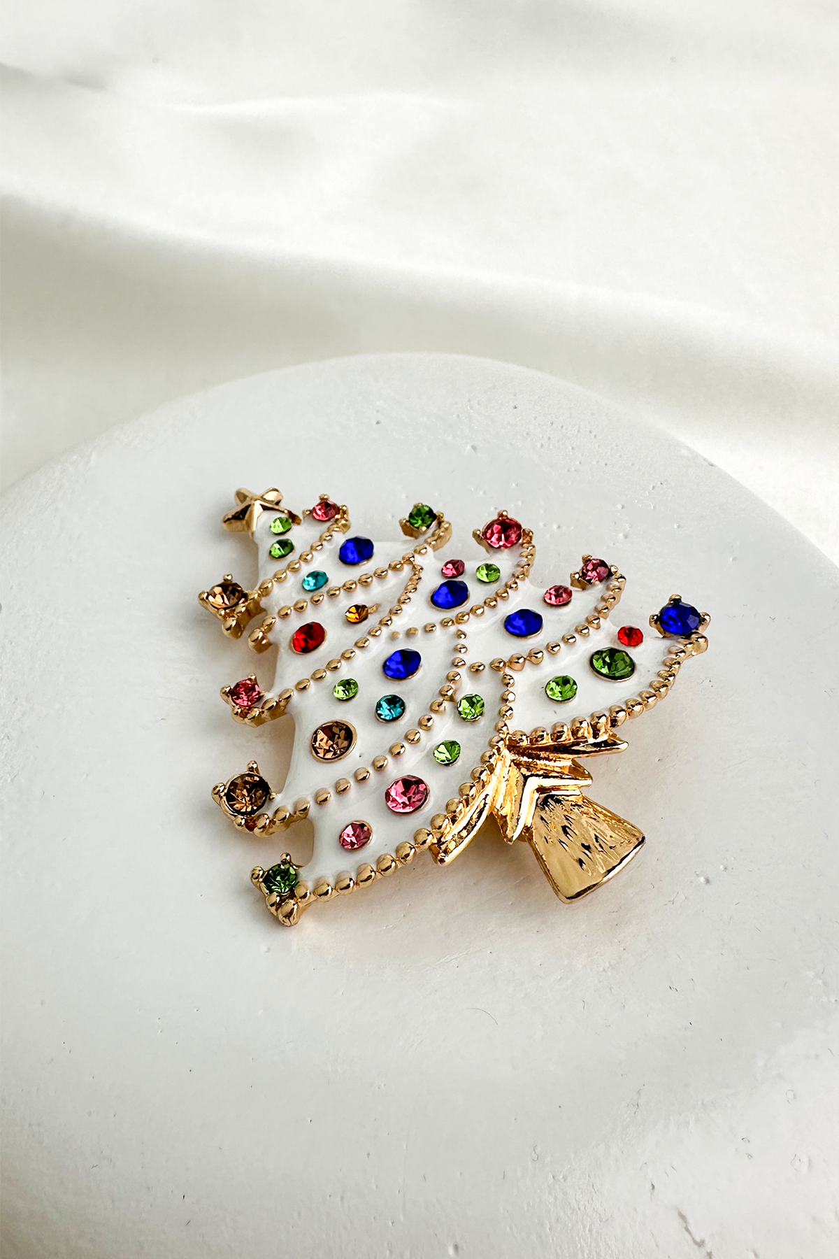 Yılbaşı Özel Altın Sarısı Renkli Taşlı Beyaz Çam Ağacı Broş (6cm-5cm)