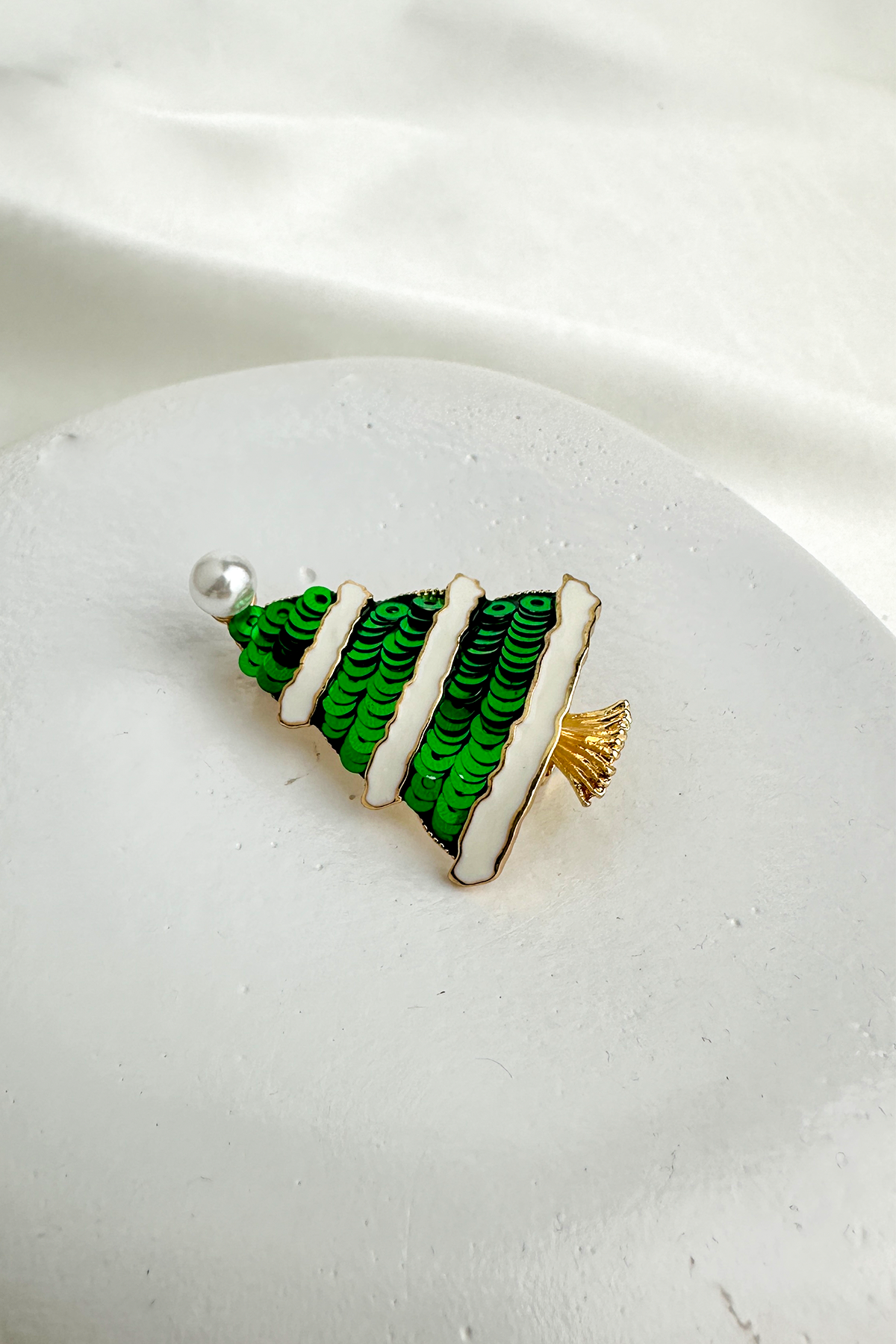 Yılbaşı Özel İncili Yeşil Pul Detay Çam Ağacı Broş (4cm) 