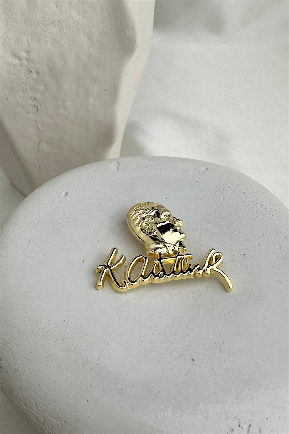 Atatürk Portre Ve İmza Tasarımlı Parlak Altın Renk Broş (4cm)