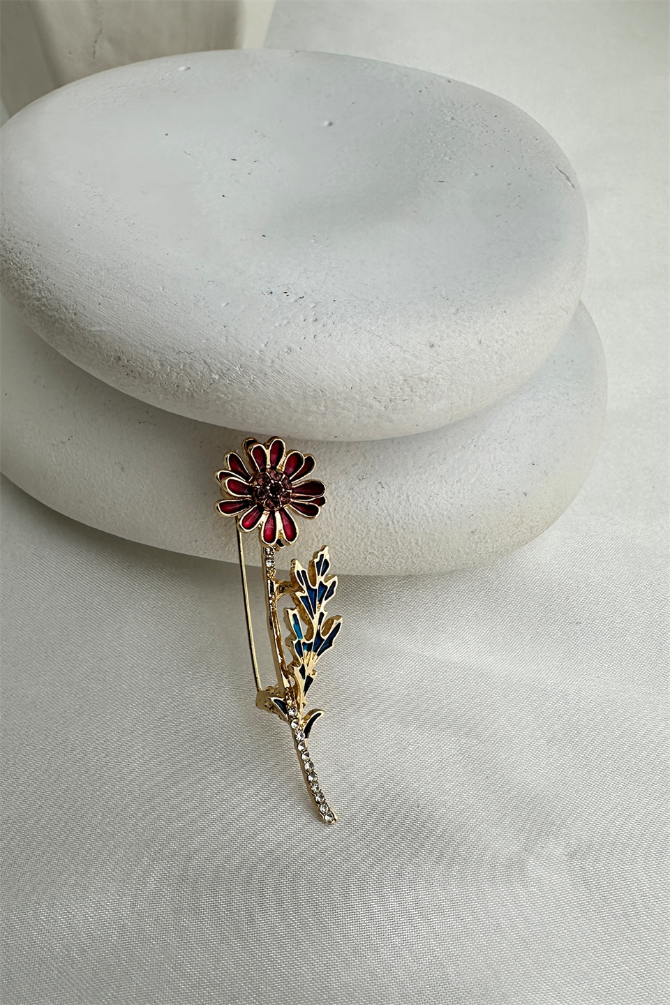 Bordo Papatya Tasarımlı Taş Detaylı Uzun Saplı Broş (6cm)