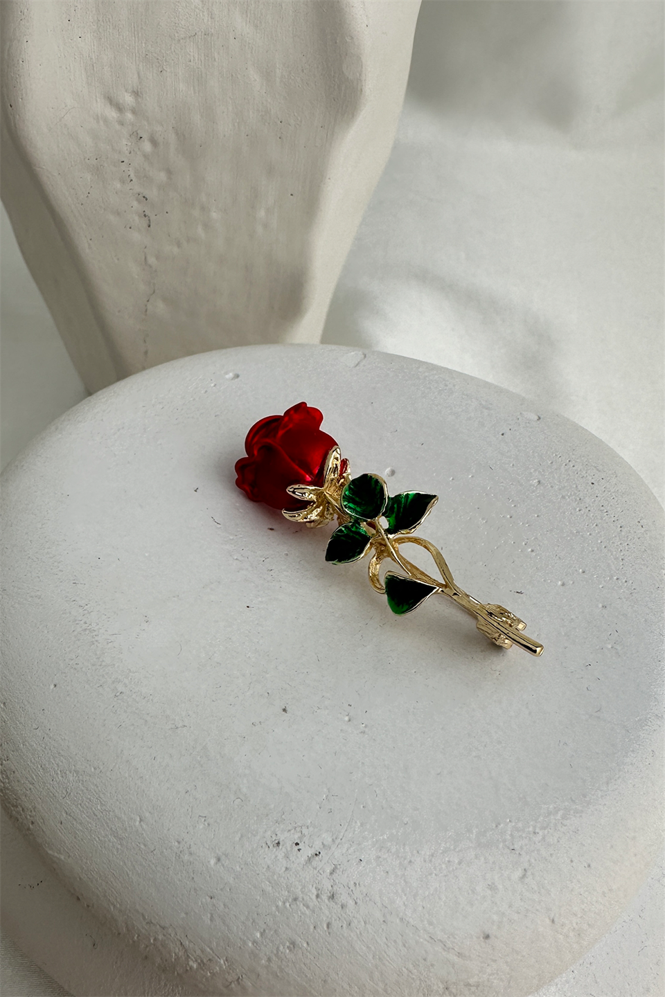 Kırmızı Gül Tasarımlı Yeşil Yaprak Detaylı Broş (5cm)