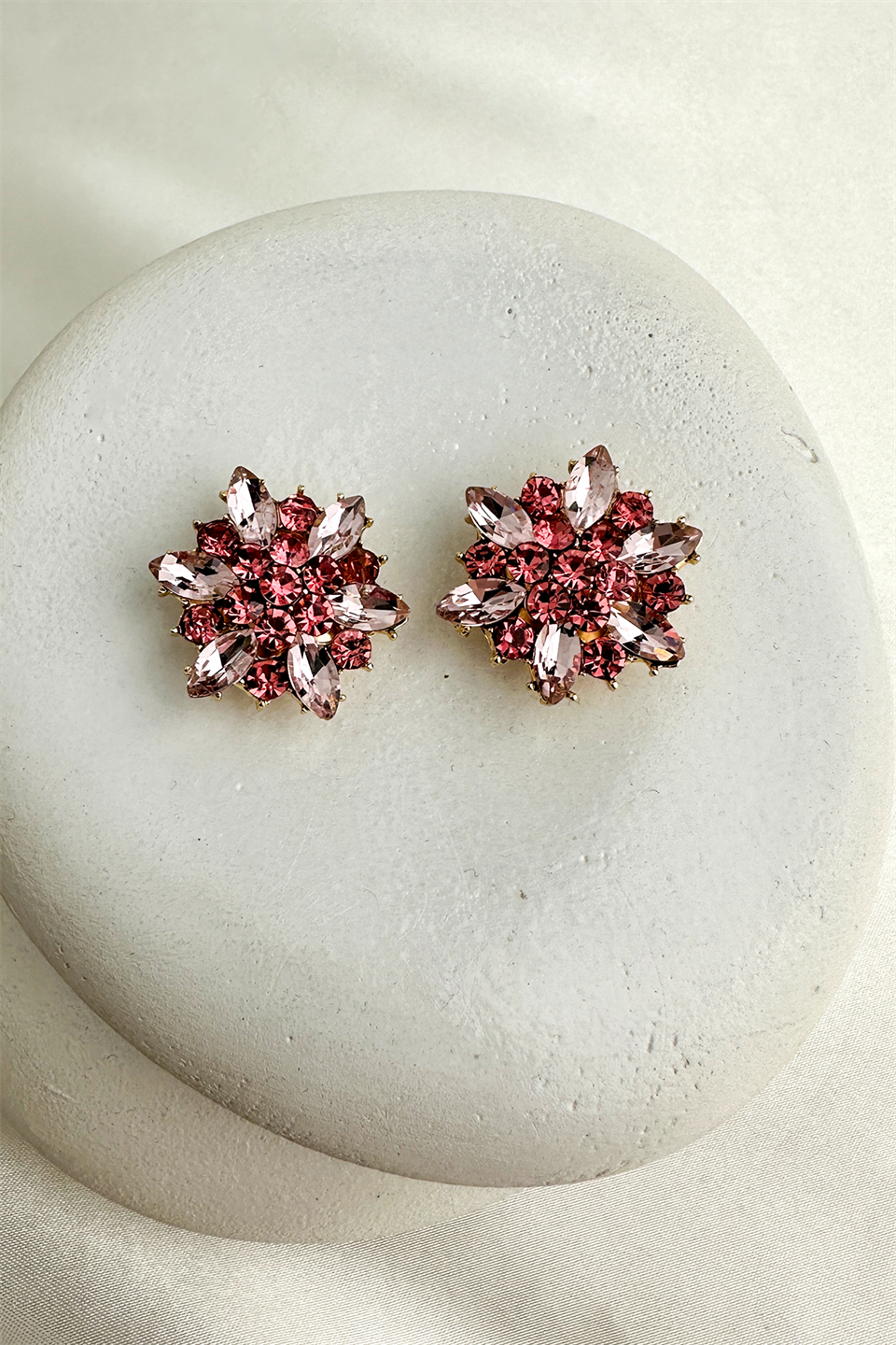 Pembe Kristal Taşlı Çiçek Tasarımlı Gömlek Kol Düğmesi Broş (2 cm)