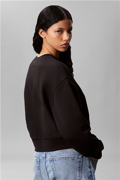 Calvin Klein A - Cropped Badge Logo Kadın Bisiklet Yaka Sweatshirt Siyah