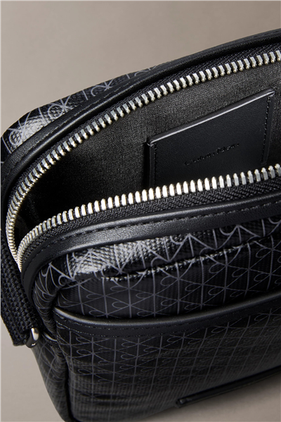 Calvin Klein Emblem Aop Coated Slim Erkek Reporter Çanta Siyah