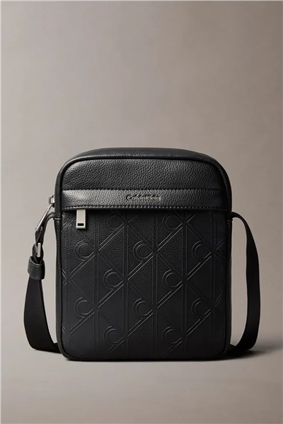Calvin Klein Emblem Aop Deboss Erkek Reporter Çanta Siyah