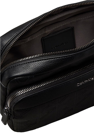 Calvin Klein Emblem Aop Deboss Erkek Reporter Çanta Siyah