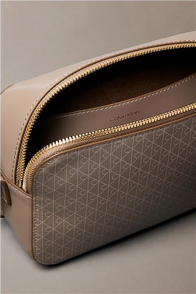 Calvin Klein Emblem Aop Elongated Camera Bag Kadın Mini Omuz Çantası