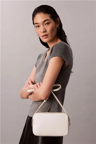 Calvin Klein Emblem Aop Elongated Camera Bag Kadın Mini Omuz Çantası