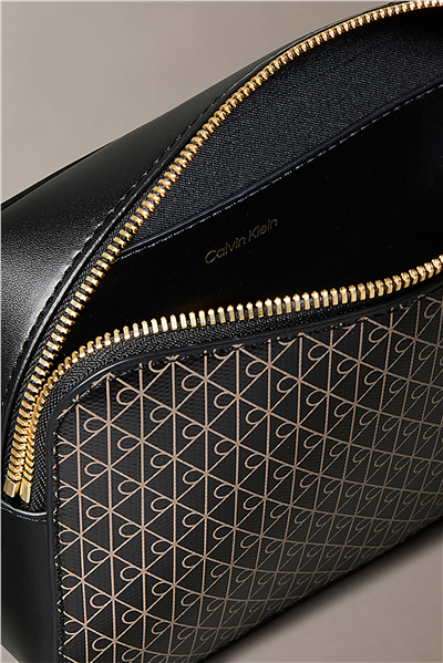 Calvin Klein Emblem Aop Elongated Camera Bag Kadın Mini Omuz Çantası