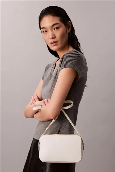 Calvin Klein Emblem Aop Elongated Camera Bag Kadın Mini Omuz Çantası