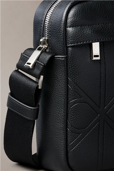 Calvin Klein Emblem Aop Emboss Erkek Reporter Çanta Siyah