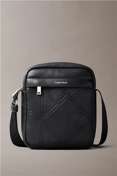 Calvin Klein Emblem Aop Emboss Erkek Reporter Çanta Siyah